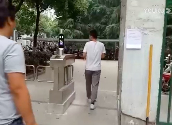 深圳開(kāi)門紅科技人臉識(shí)別擺閘視頻展示